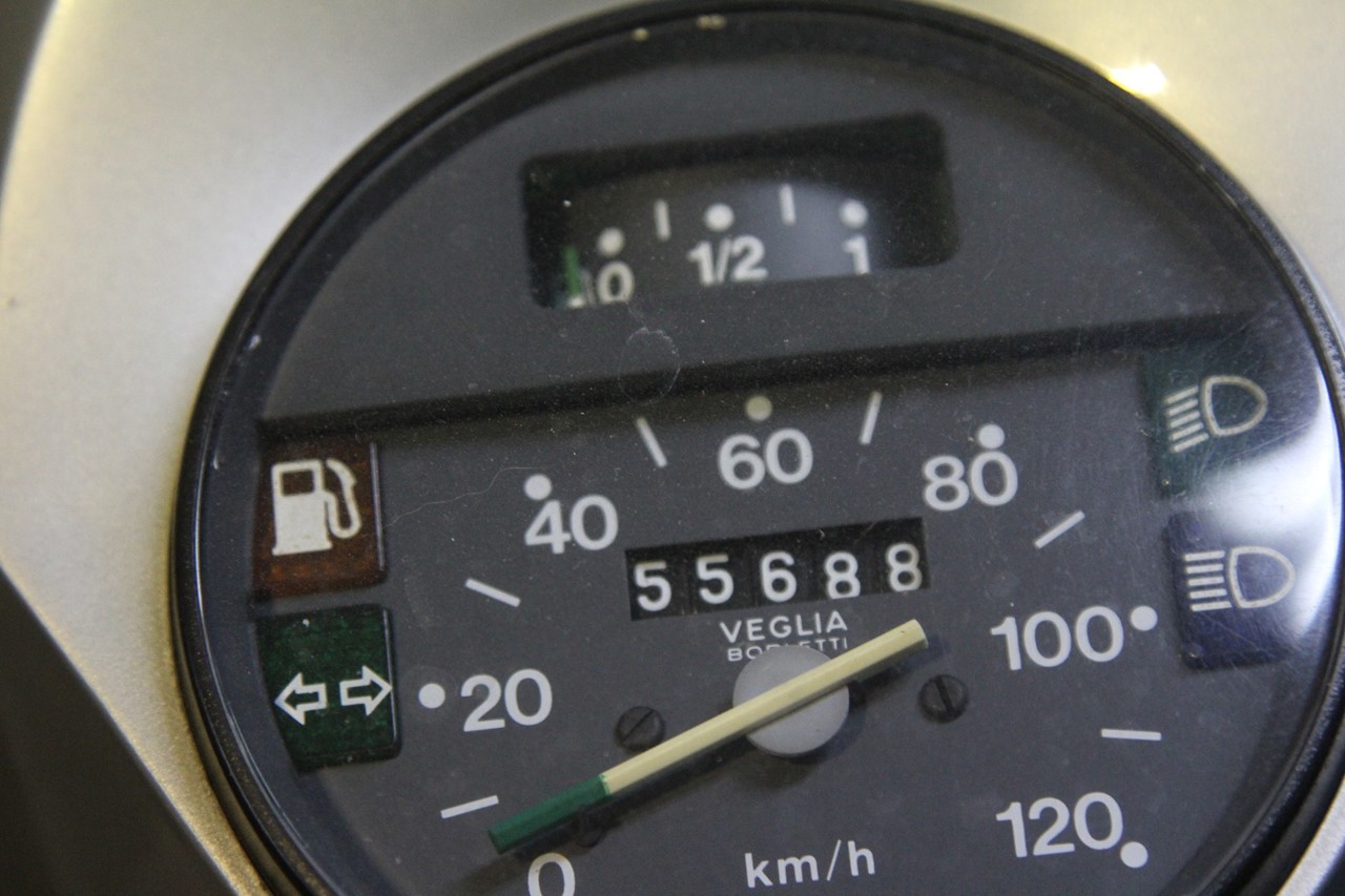 走行距離55688kmのベスパPX200E、オーバーホール開始のカット