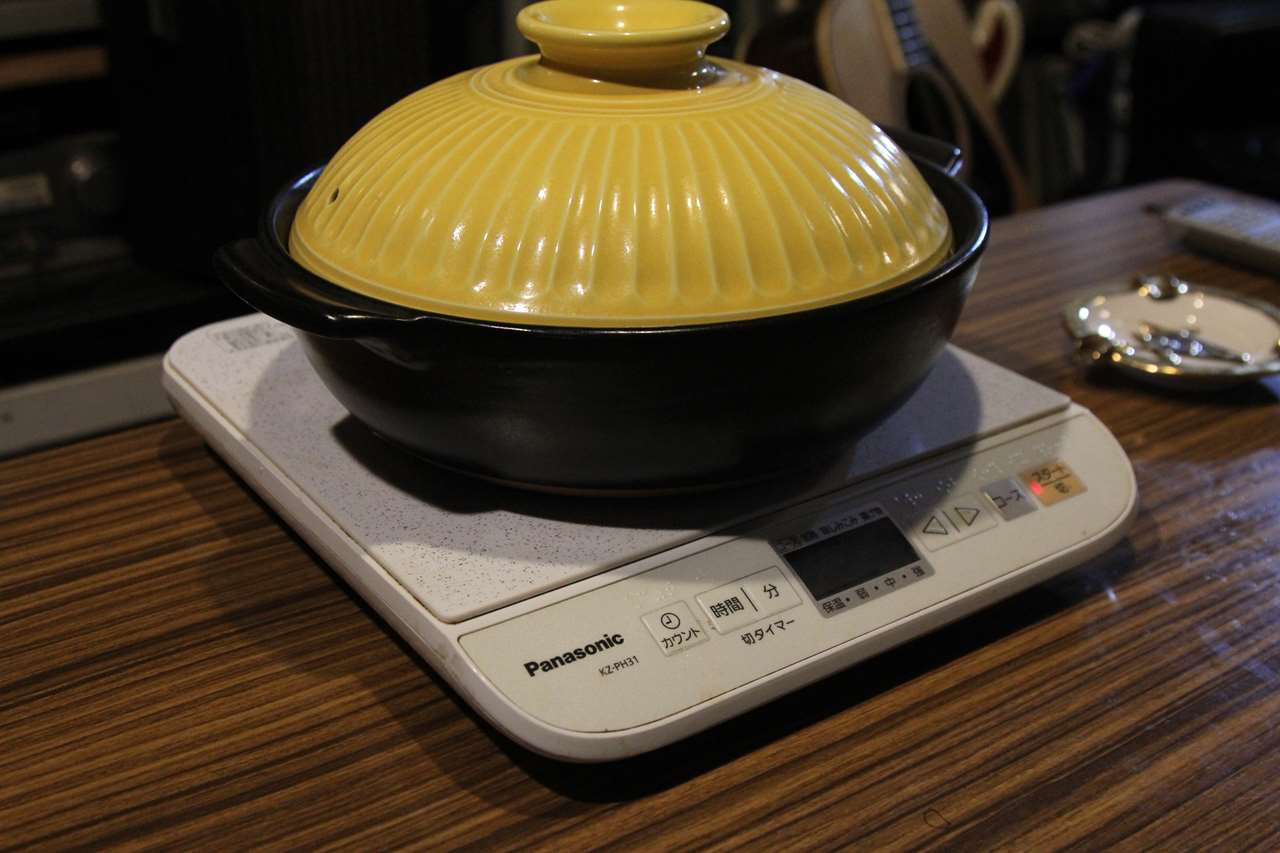 IH卓上コンロに鍋が載った冬の食卓風景。