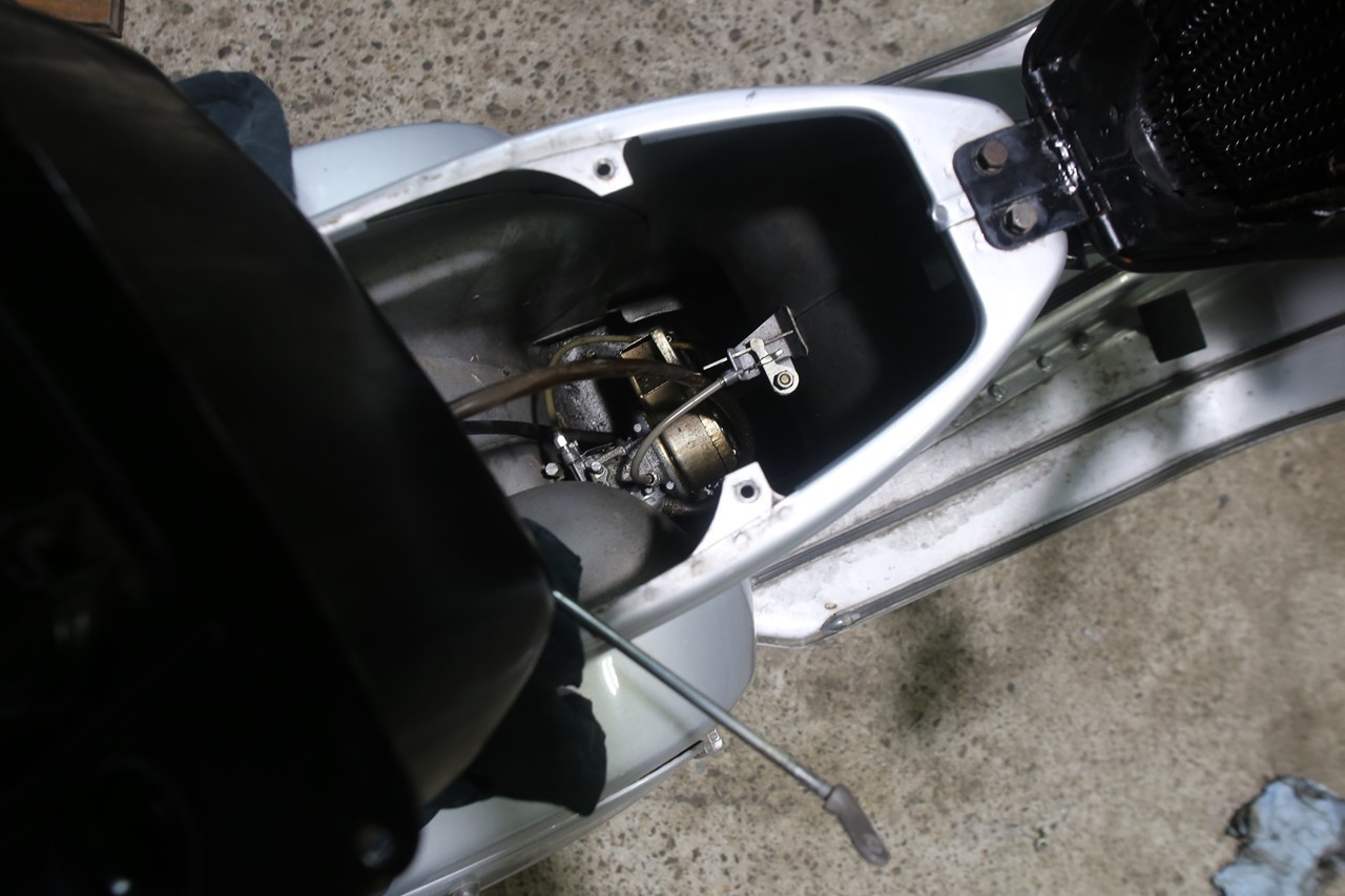 取り外して対面したキャブレター本体