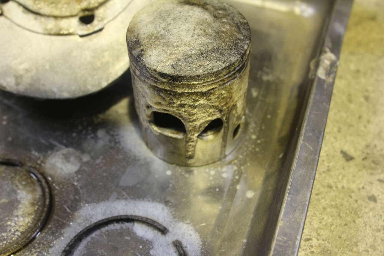 状態良好なベスパPX200FL1エンジンのクランクケース（分解・点検中）