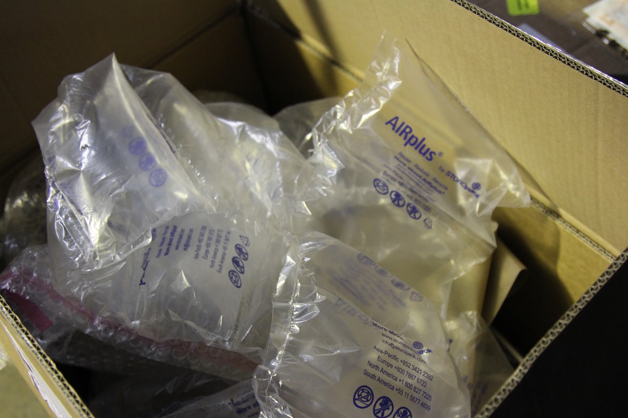 到着した大きな荷物を検品している場面