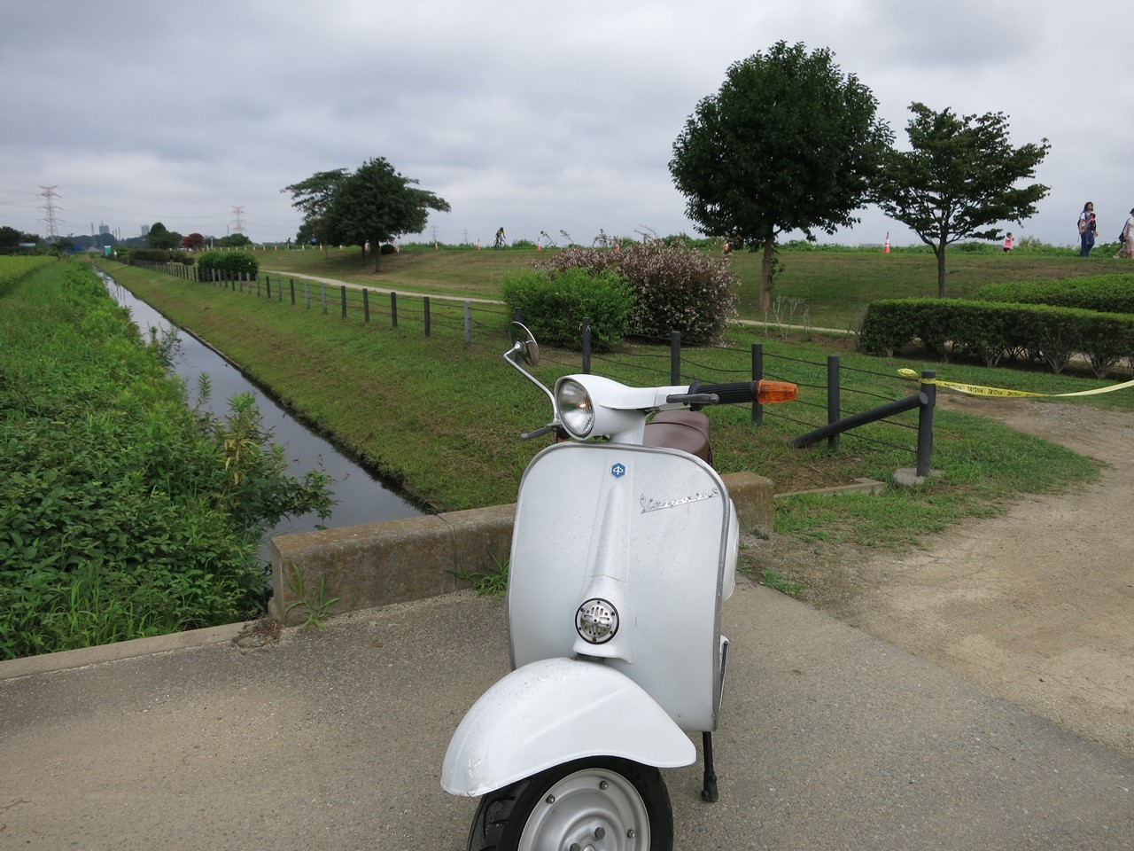 手賀沼近くで試運転中のベスパ50s