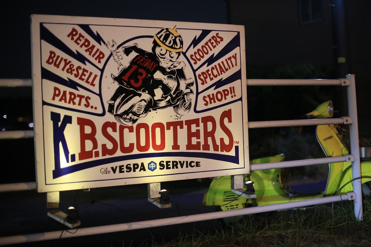 K.B.SCOOTERS 店頭の看板とベスパ