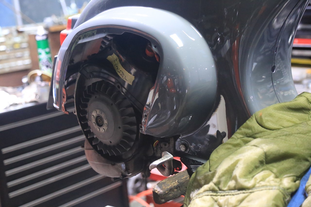 エンジンを車体に載せた場面