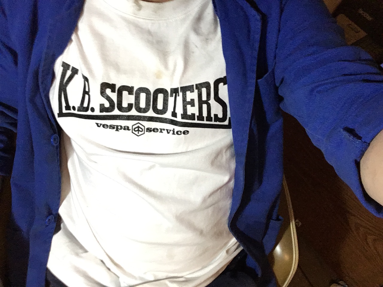 「K.B.SCOOTERS」白Tシャツを着用した状態での自撮り。胸元に汚れの染みあり。