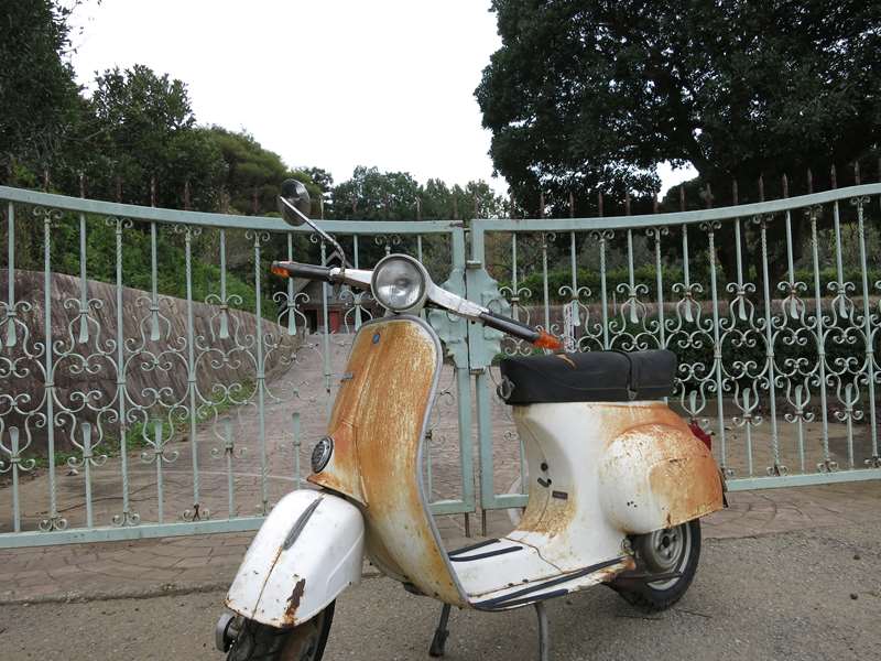 錆びたベスパ50Rが門の前に停まっている試運転中の写真