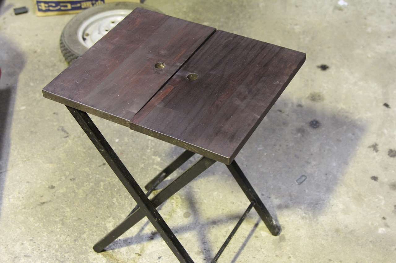 DIYテーブルの組み立て途中、木材を貼り付けた状態
