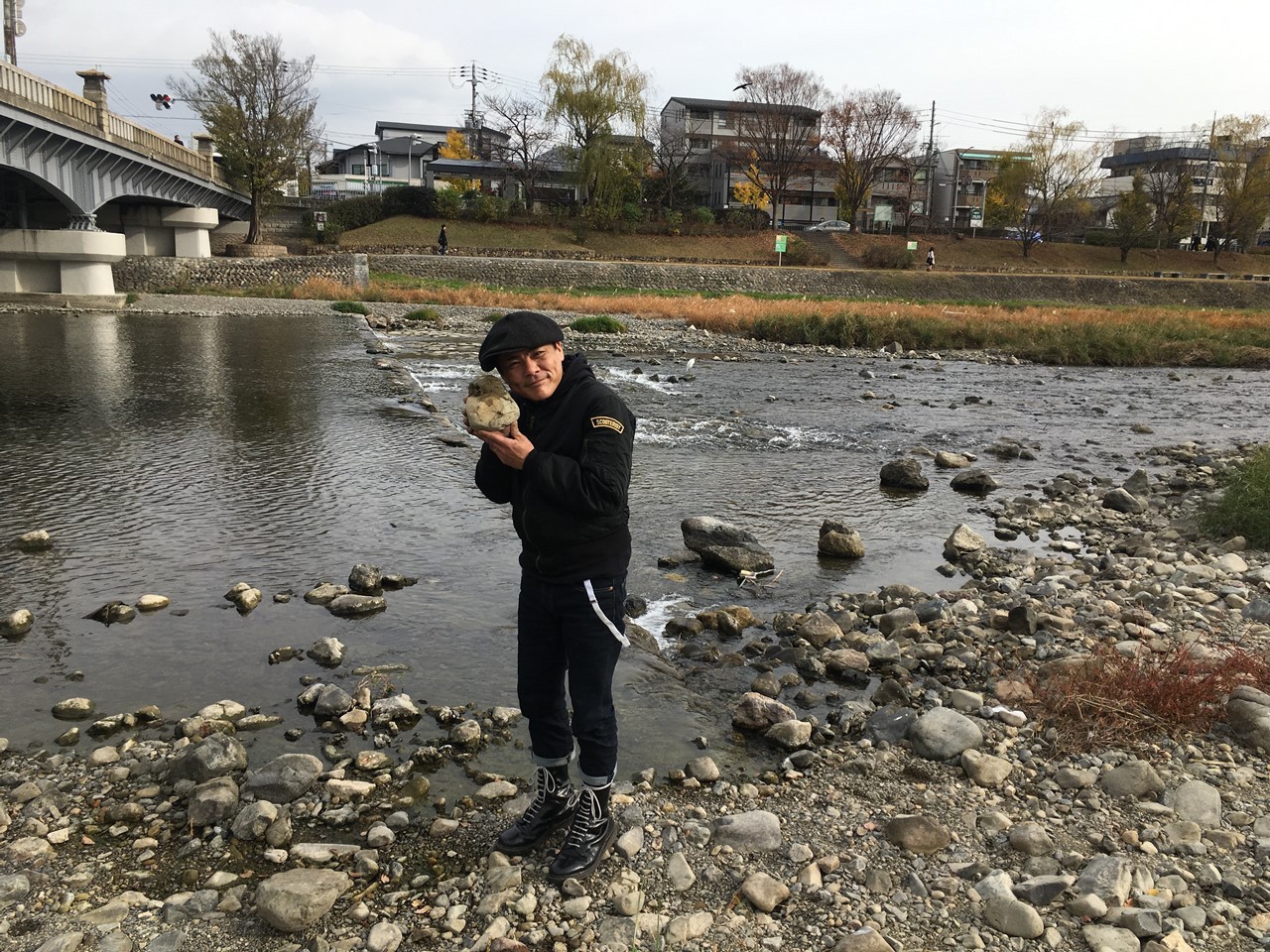 鴨川沿いで石と記念撮影