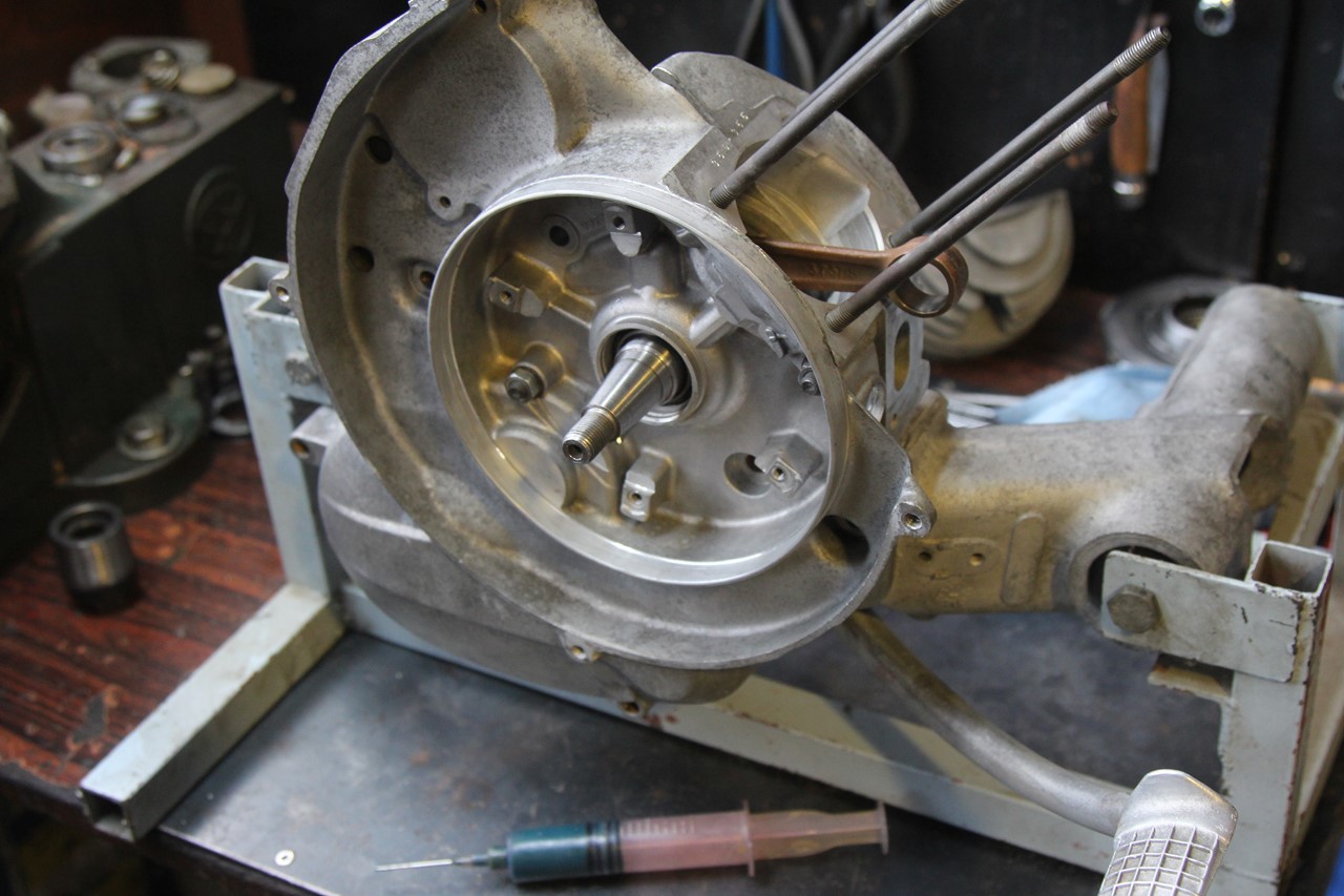 作業途中のベスパ125ET3エンジン