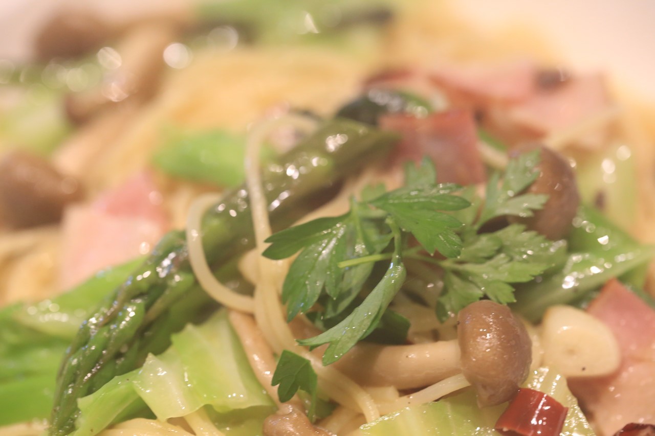 収穫したイタリアンパセリを散らしたペペロンチーノ