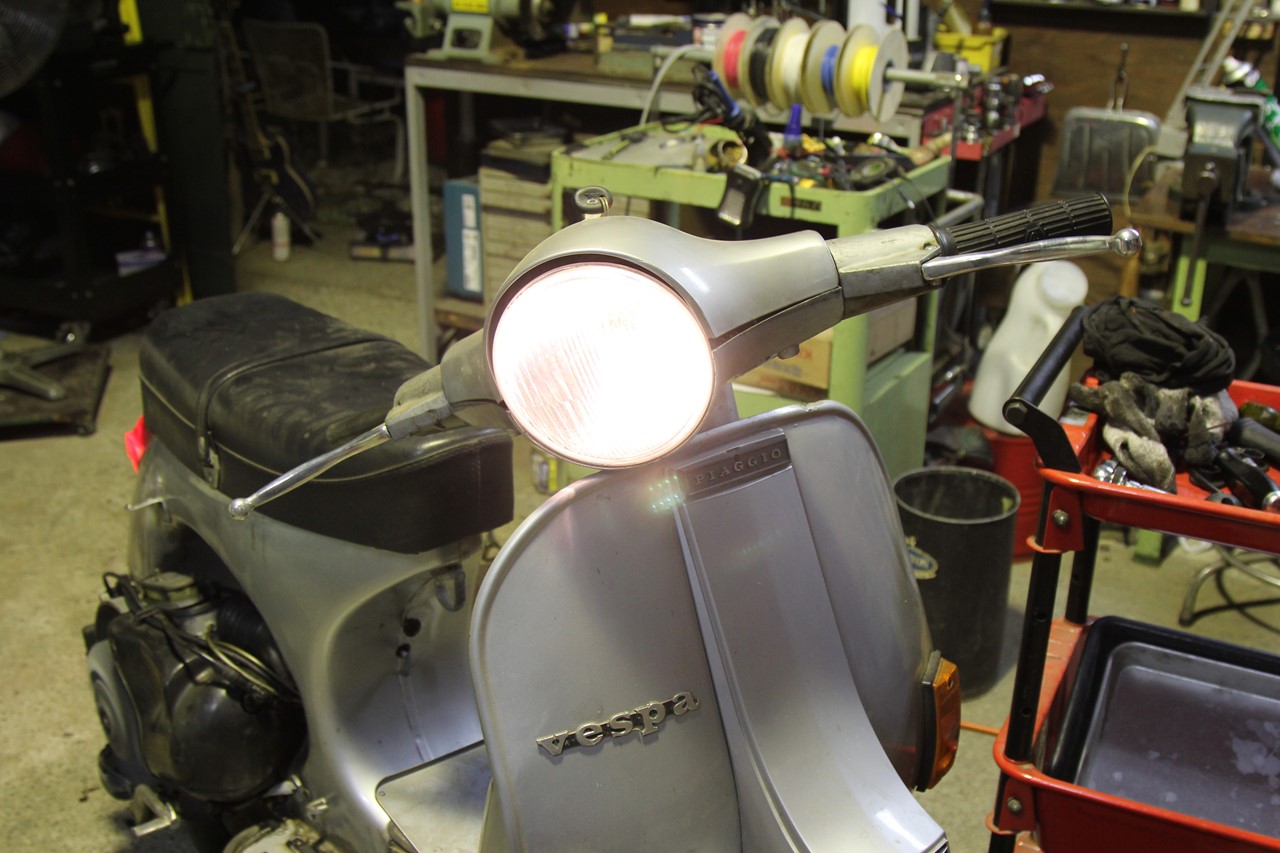 エンジンがかかったベスパP125Xの作業中の様子