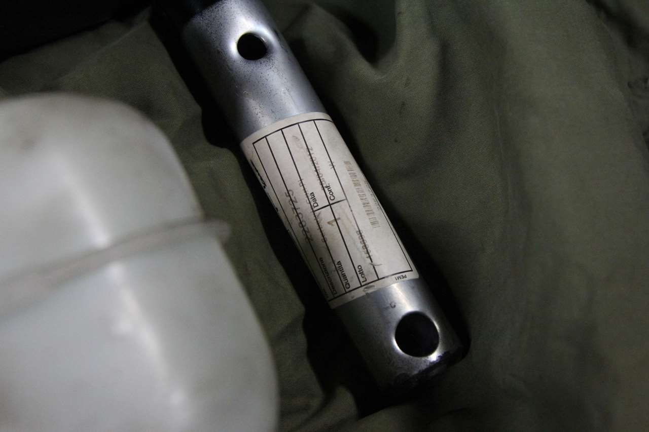 オイルタンク側に貼られた剥がしにくい紙シールにイラッとする場面