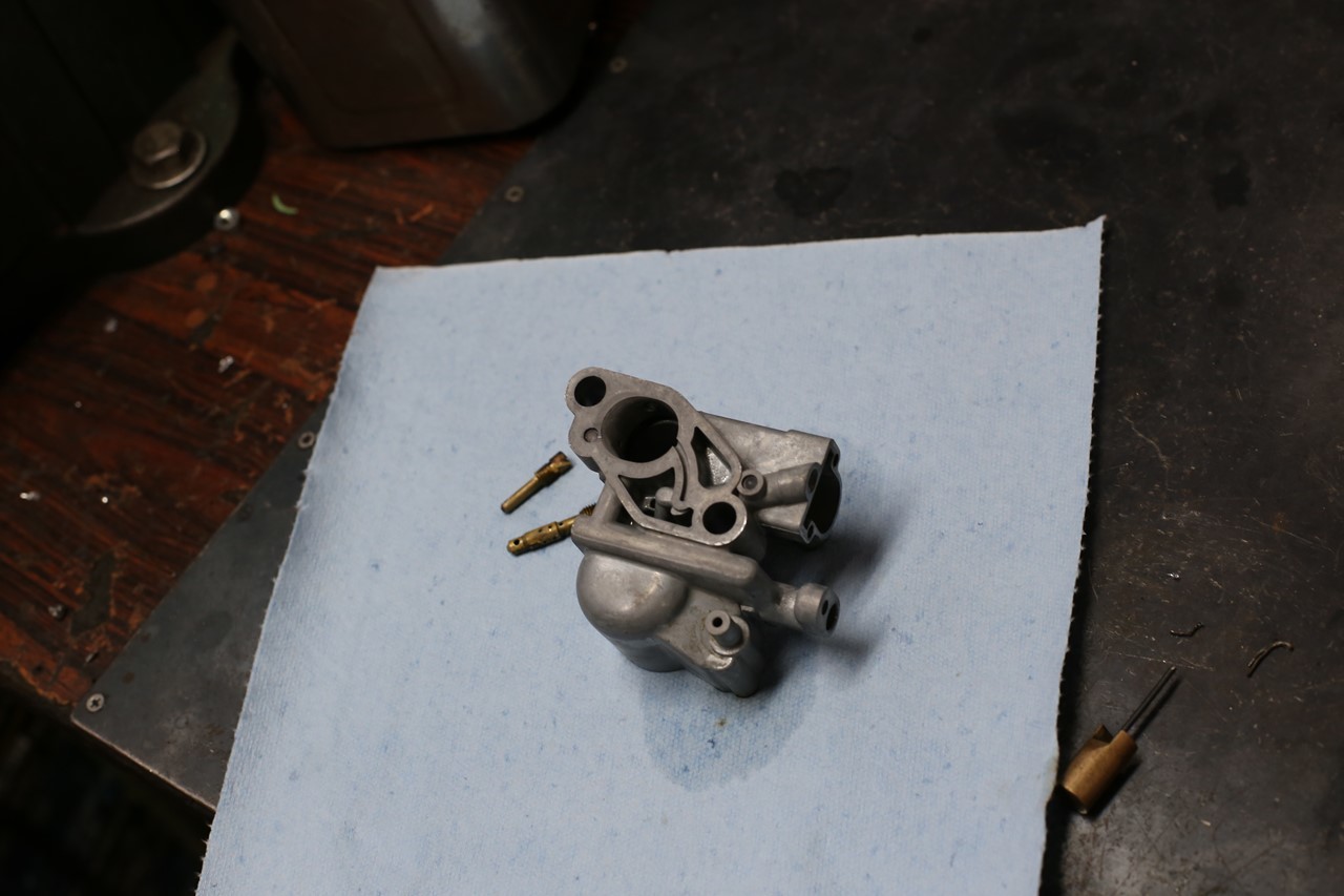 作業台で進められる整備作業
