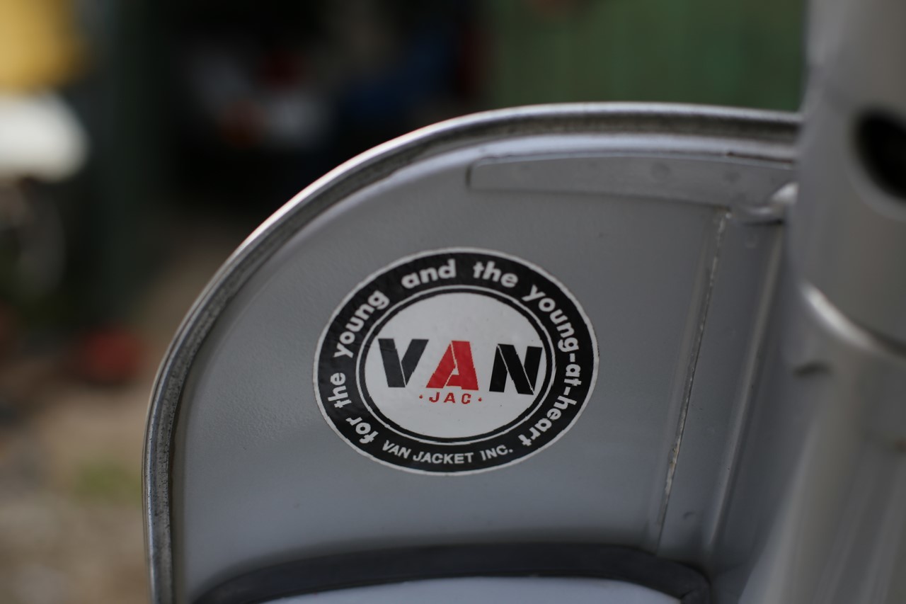 ベスパP125X、レッグシールド裏のVANステッカー