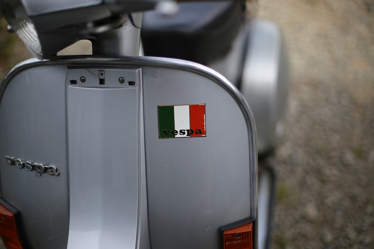 ベスパP125X、レッグシールド表のイタリア国旗ステッカー