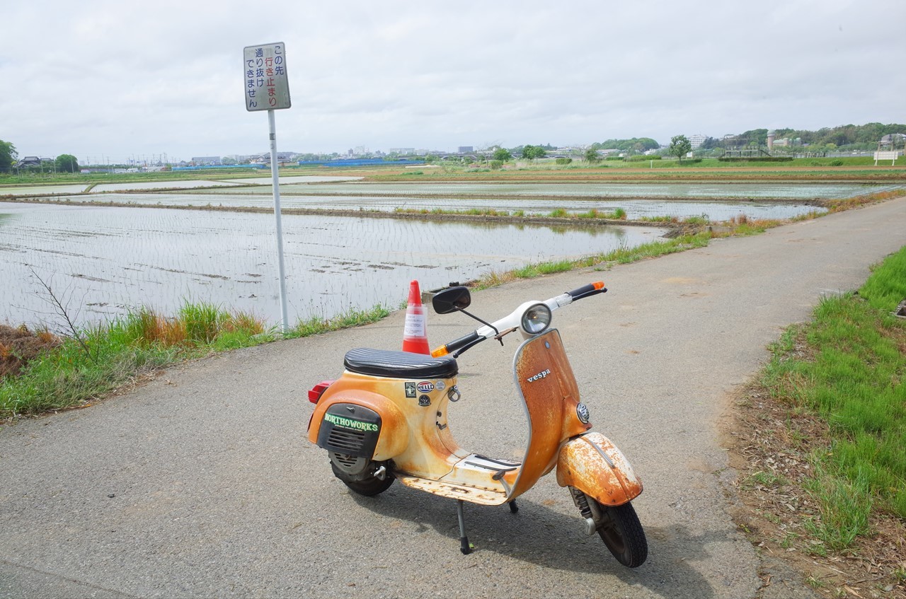 試運転途中でキャブレター調整をしている様子