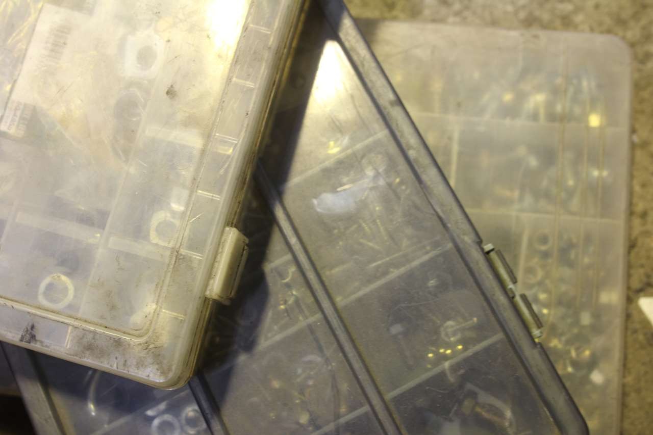 各種ボルトや金具が混ざったケースの中身。