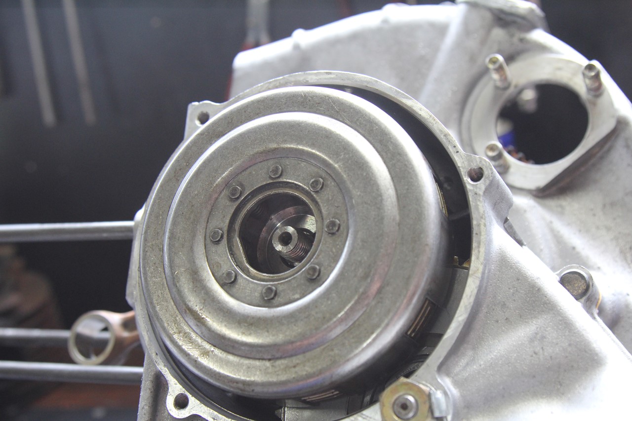PX200FL2のエンジン組み立て中の様子