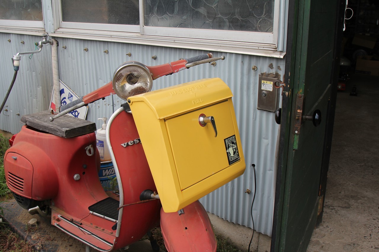 K.B.SCOOTERSの軒先に置かれた郵便ポストベスパ