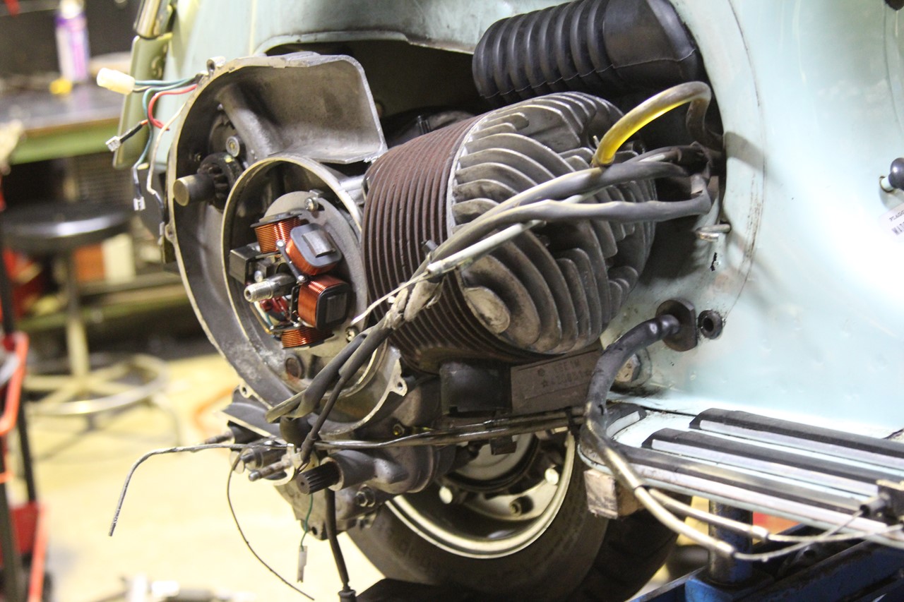 ベスパPX200FL2のエンジン積み込み作業に苦戦している様子