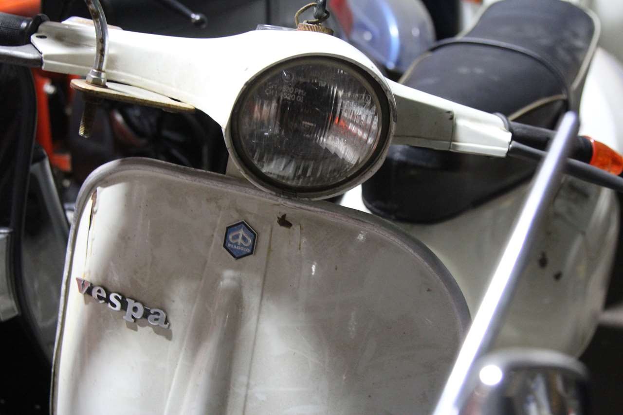 整備と見積もり作業中の別のベスパ車両