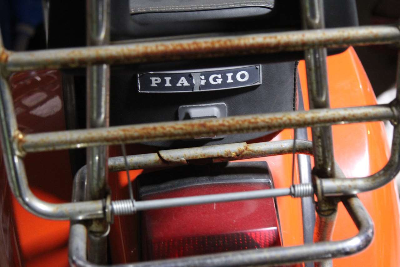 ピット内に並ぶ複数のベスパ車両