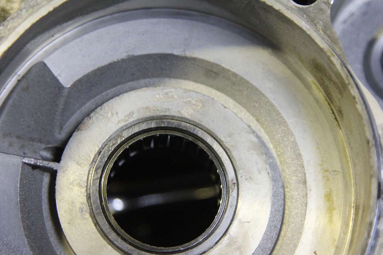 ベスパPX200FL1 クランクシャフトベアリング フライホイール側の装着状態(奥まで入っていない例)