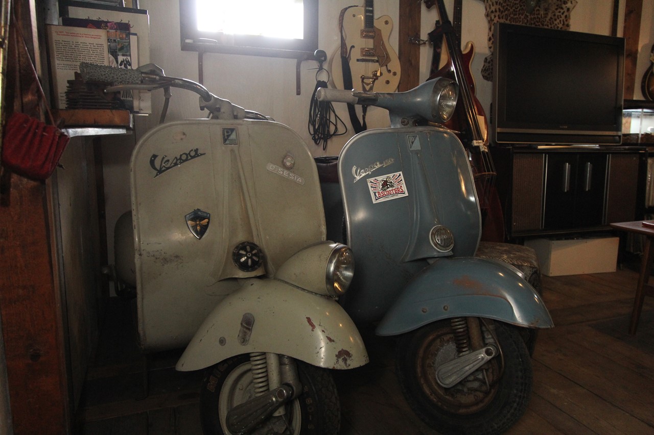 事務所に押し込まれたvespa150の写真
