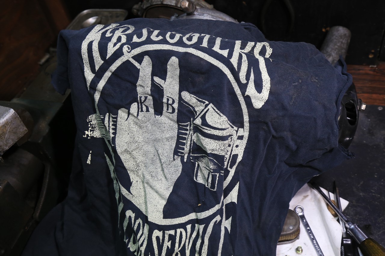 ベスパエンジンに掛けられたTシャツ