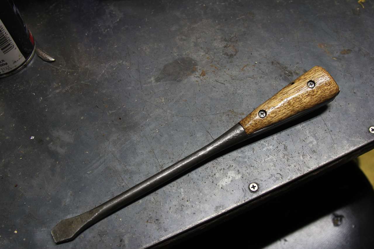 手作りで再生したドライバーのグリップにオイルステインとニスを塗って完成した写真