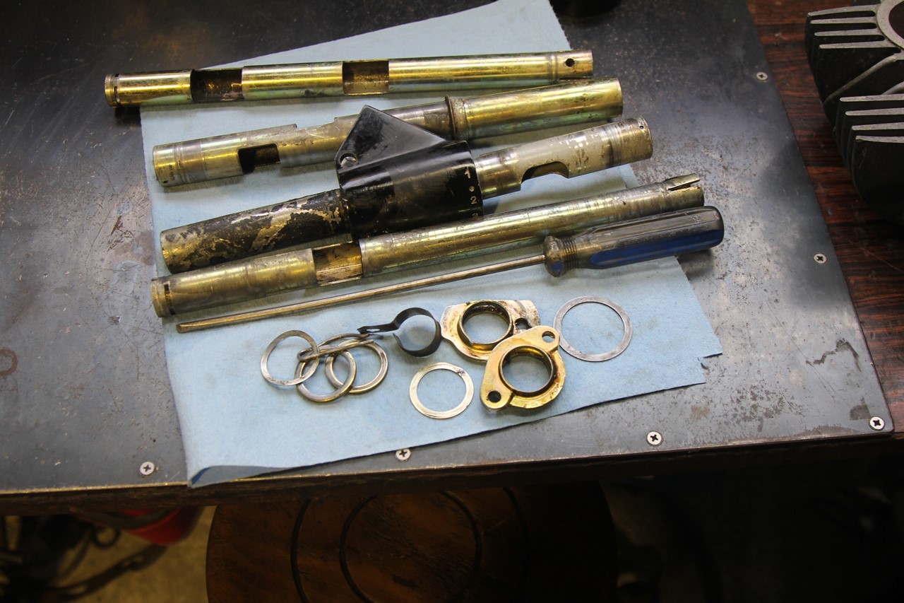 ハンドルパイプを外してグリスアップする作業