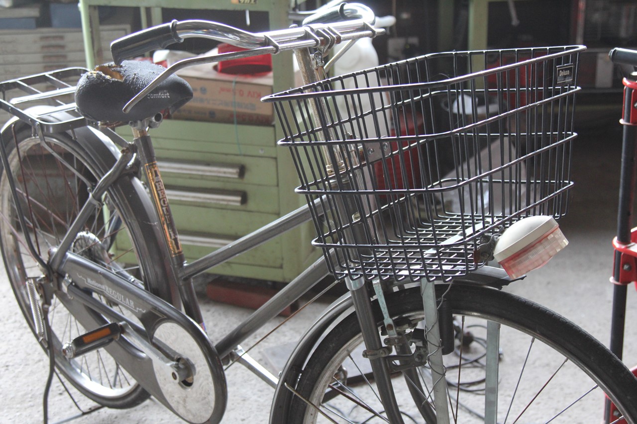 外に出しっぱなしの実用車の様子