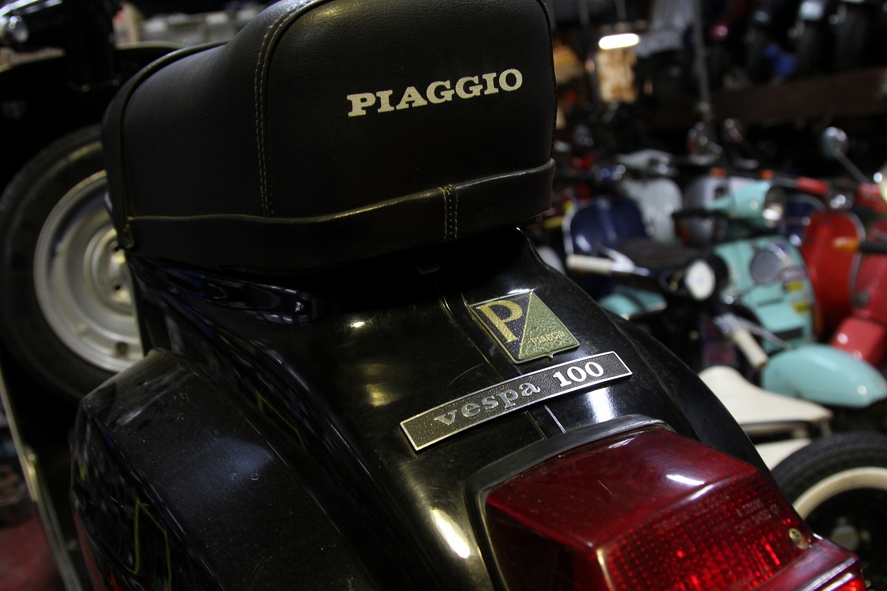 修理中のvespa100の車体とエンジン周辺
