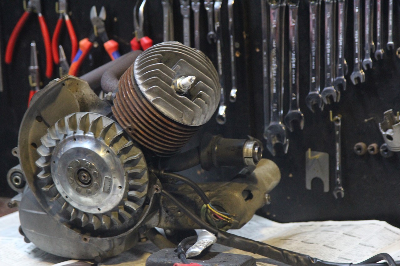作業前に軽く掃除されたベスパ125ET3のエンジン