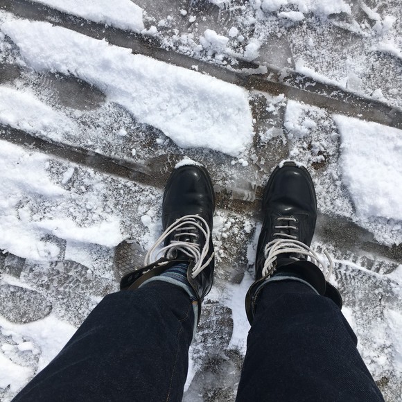 滋賀県で降る雪の高速道路