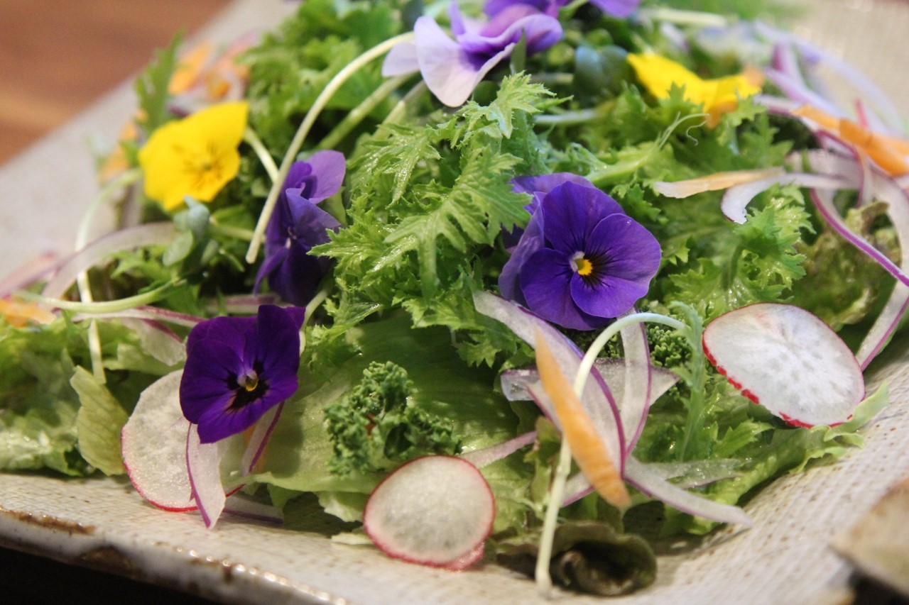 食べられる花をトッピングしたサラダ。