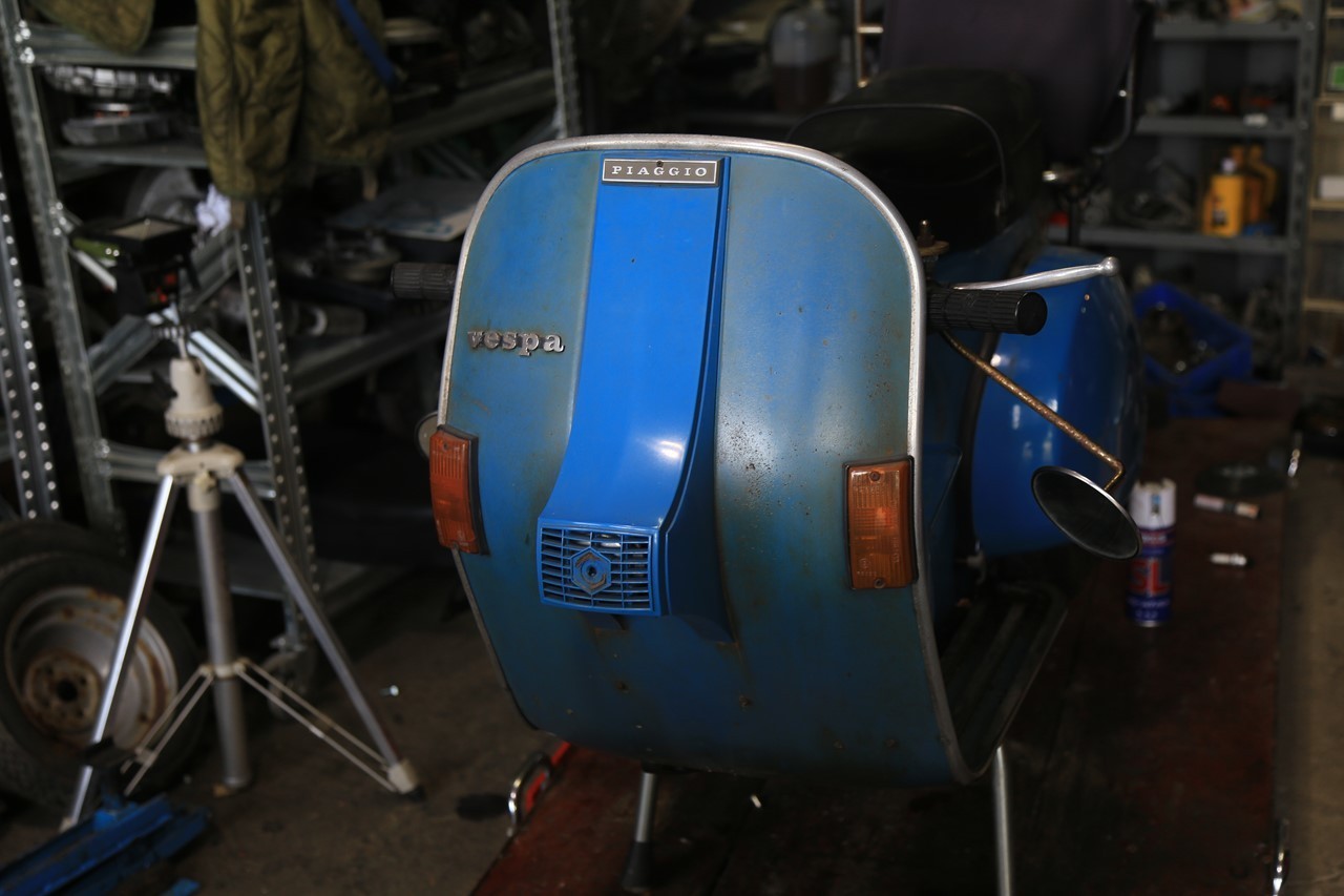 整備延長戦での車両作業シーン