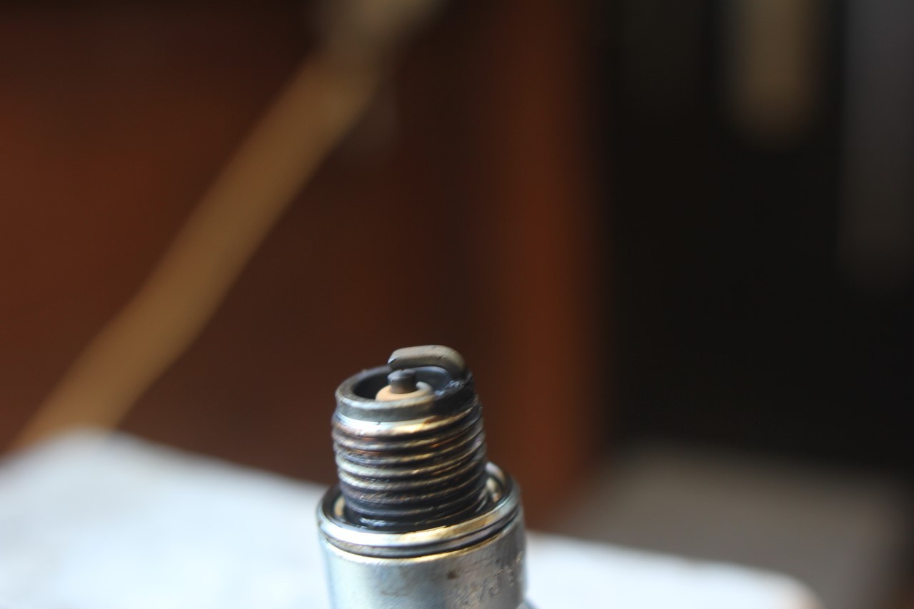 電極間に異物が挟まったスパークプラグ
