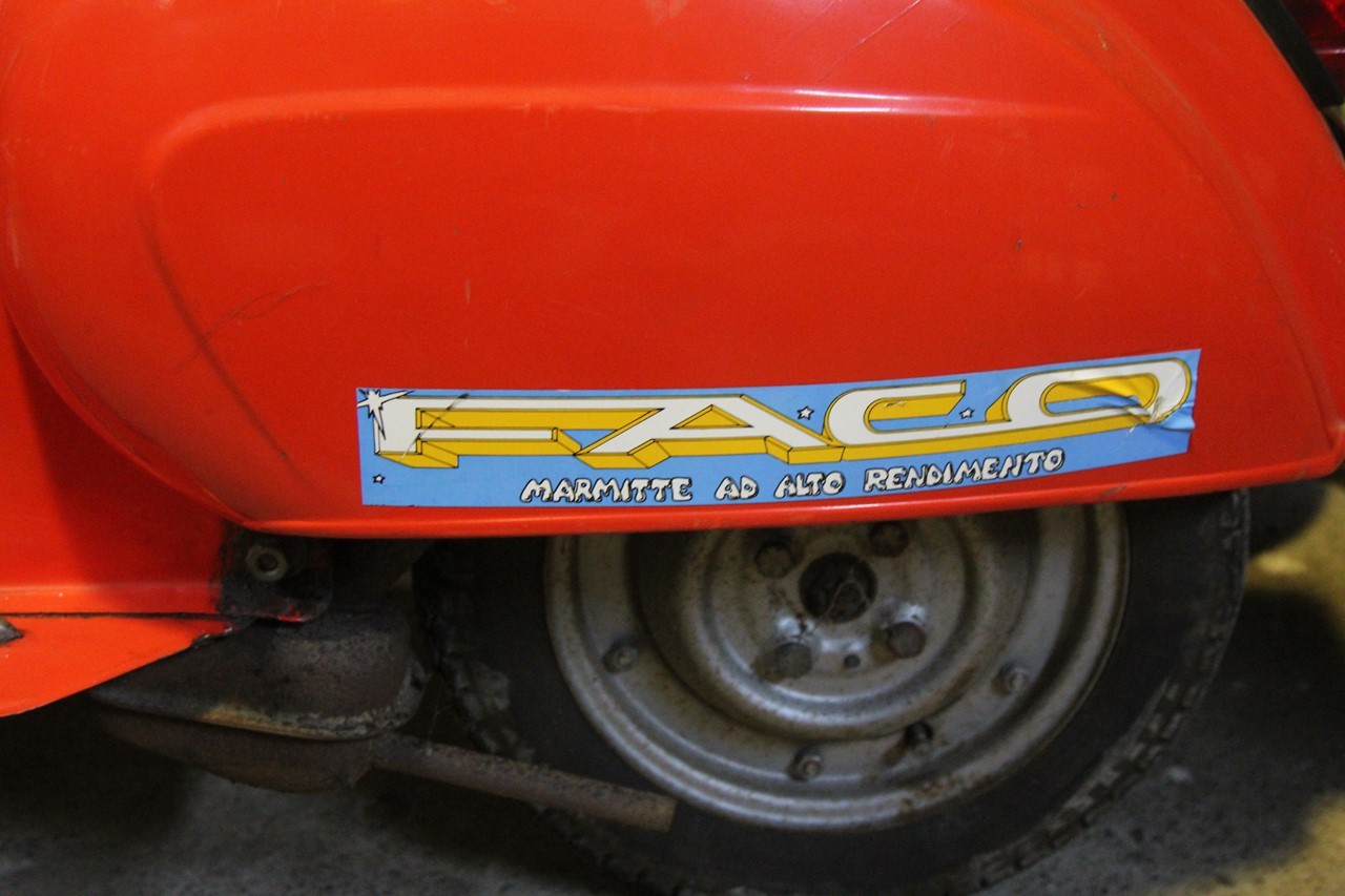 FACOステッカーが貼られた車体