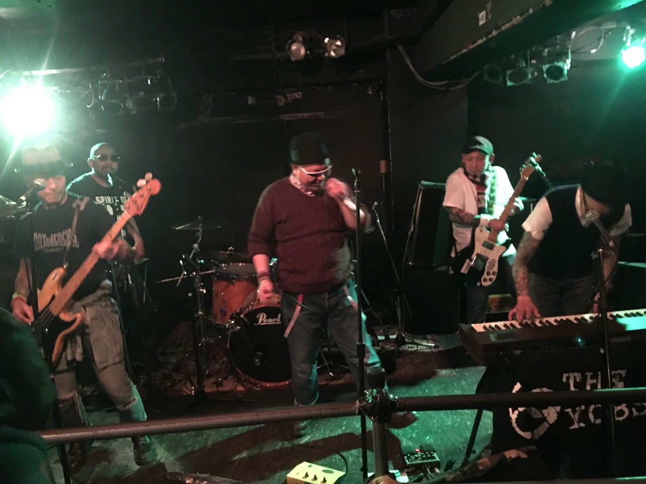THE 69YOBSTERSで演奏するタクミ君