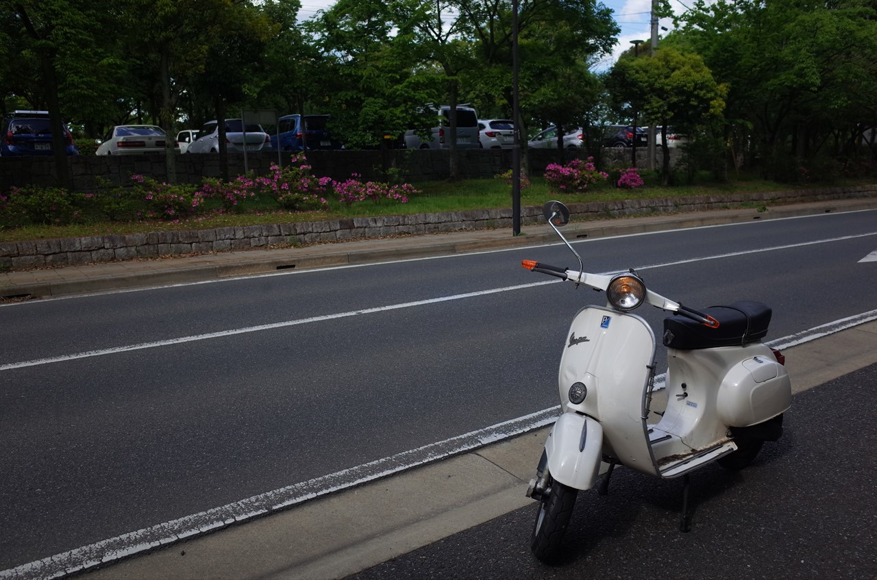 パンク修理後点検のベスパ125ET3を試運転する様子