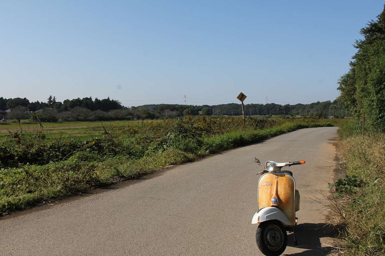 ベスパ50Rが門の前に停められている朝の慣らし運転中の様子