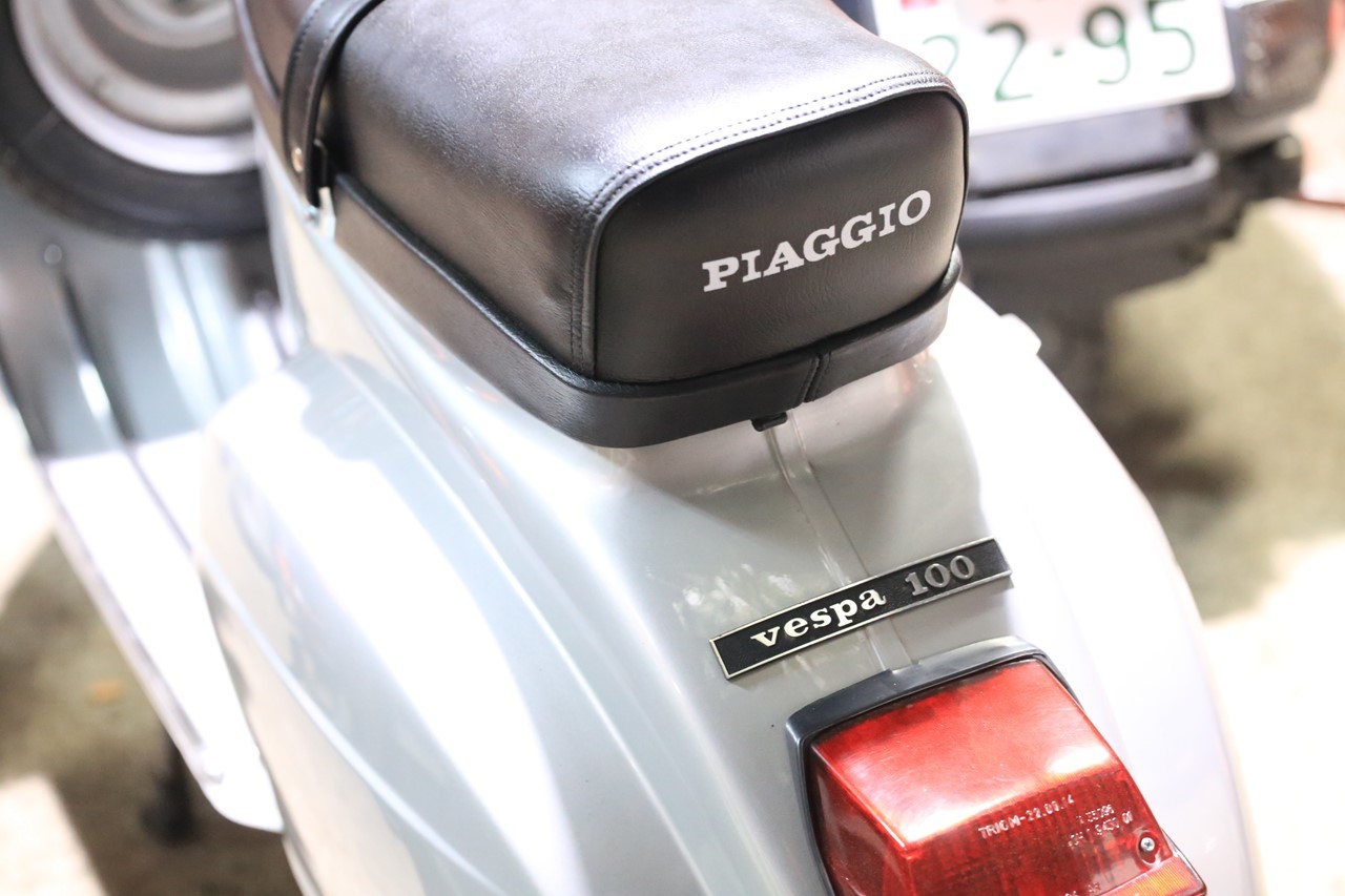 ベスパ100のテールランプとシート後部