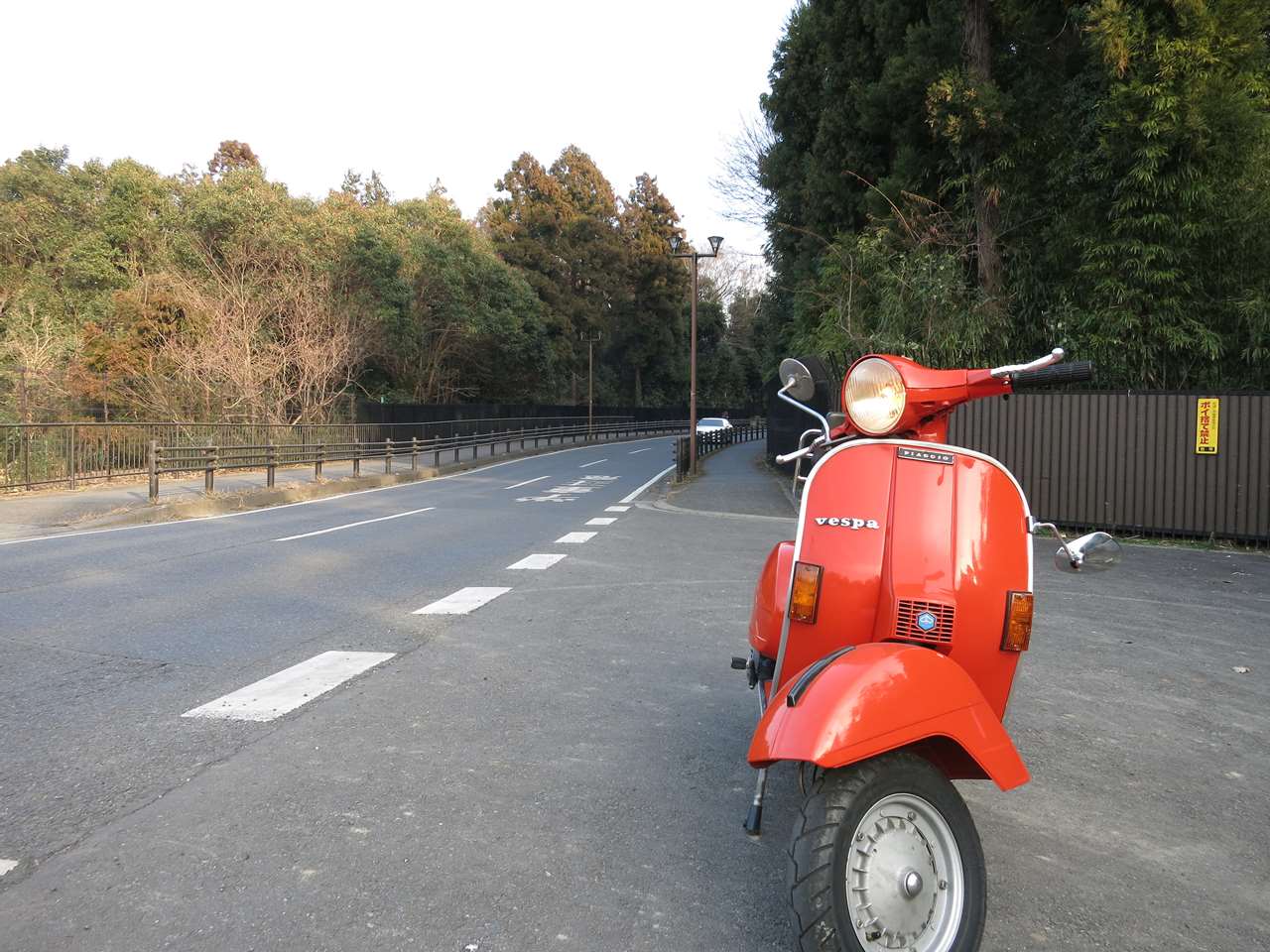 再度試運転に出発する赤いベスパP200E