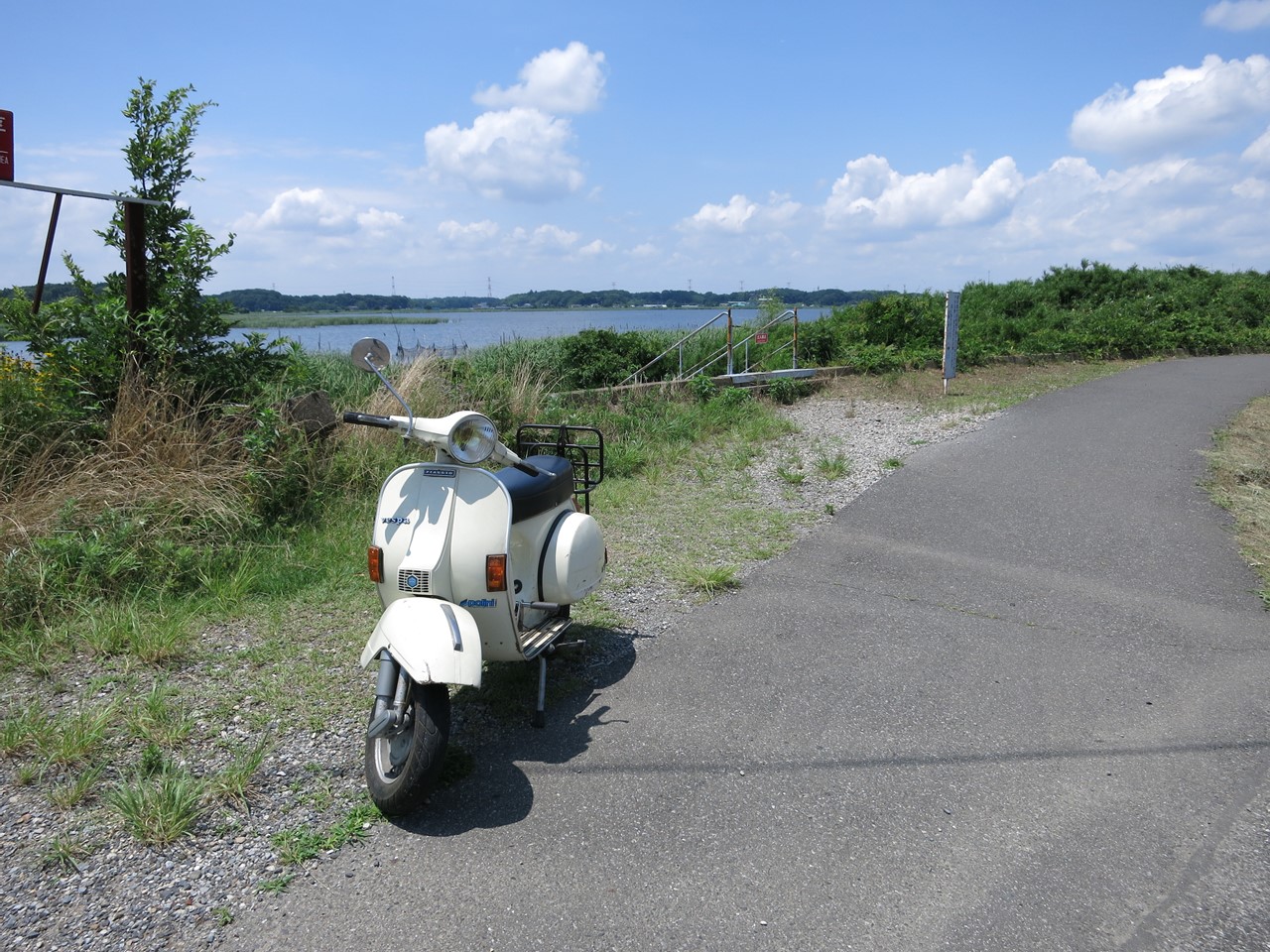 朝の試運転に出発するベスパ