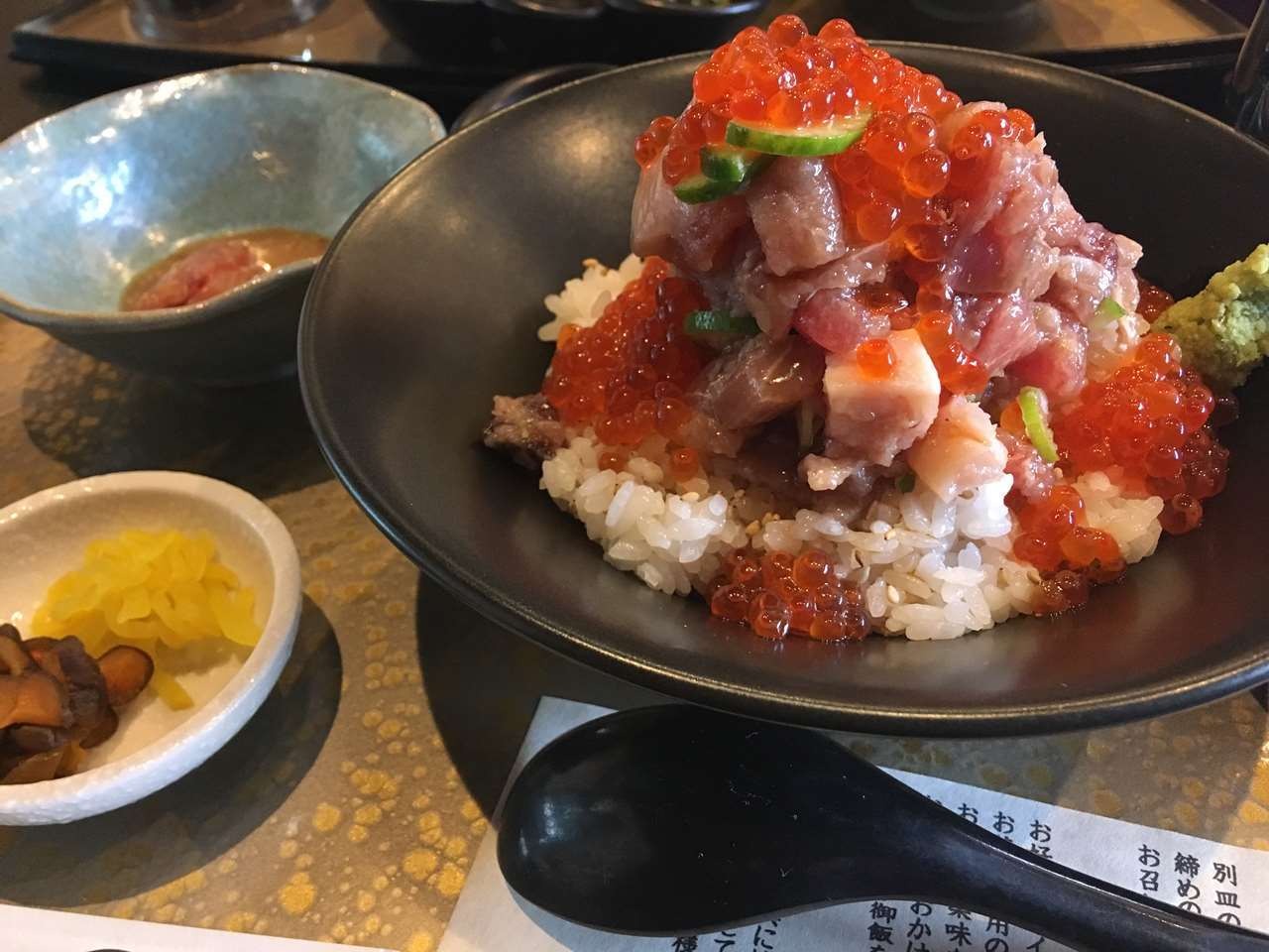 海鮮の“ぜいたくまかない丼”。途中で出汁をかけてお茶漬けにする一皿。