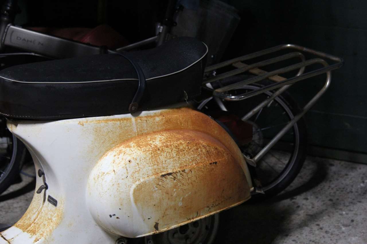 ベスパ50Rが屋外に停まっており、朝の試運転が完了した様子