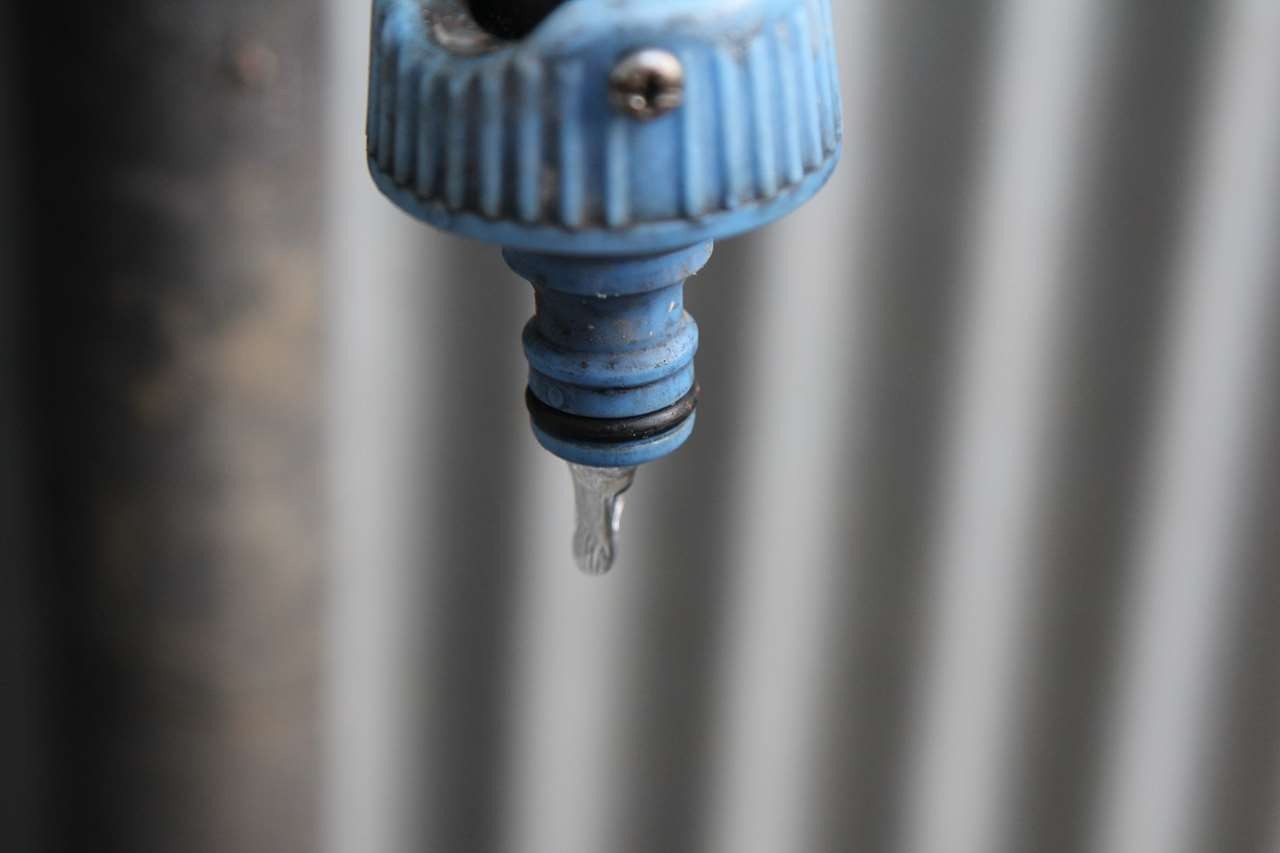屋外の水道蛇口が凍結して水が出ない様子。