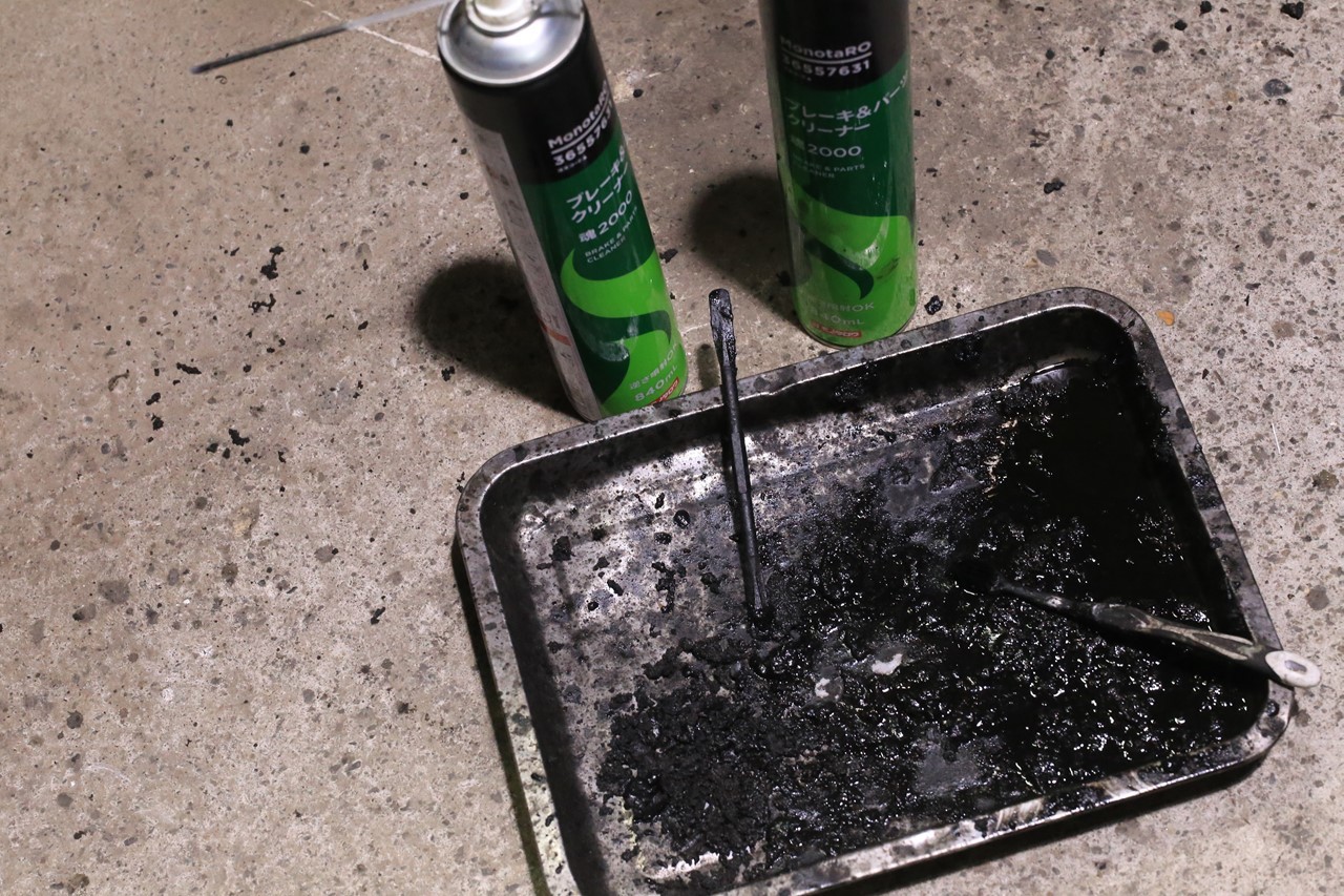 高級パーツクリーナーを使用してエンジン洗浄する場面
