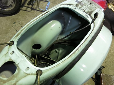 PX200FL2のフューエルタンク下を清掃している様子